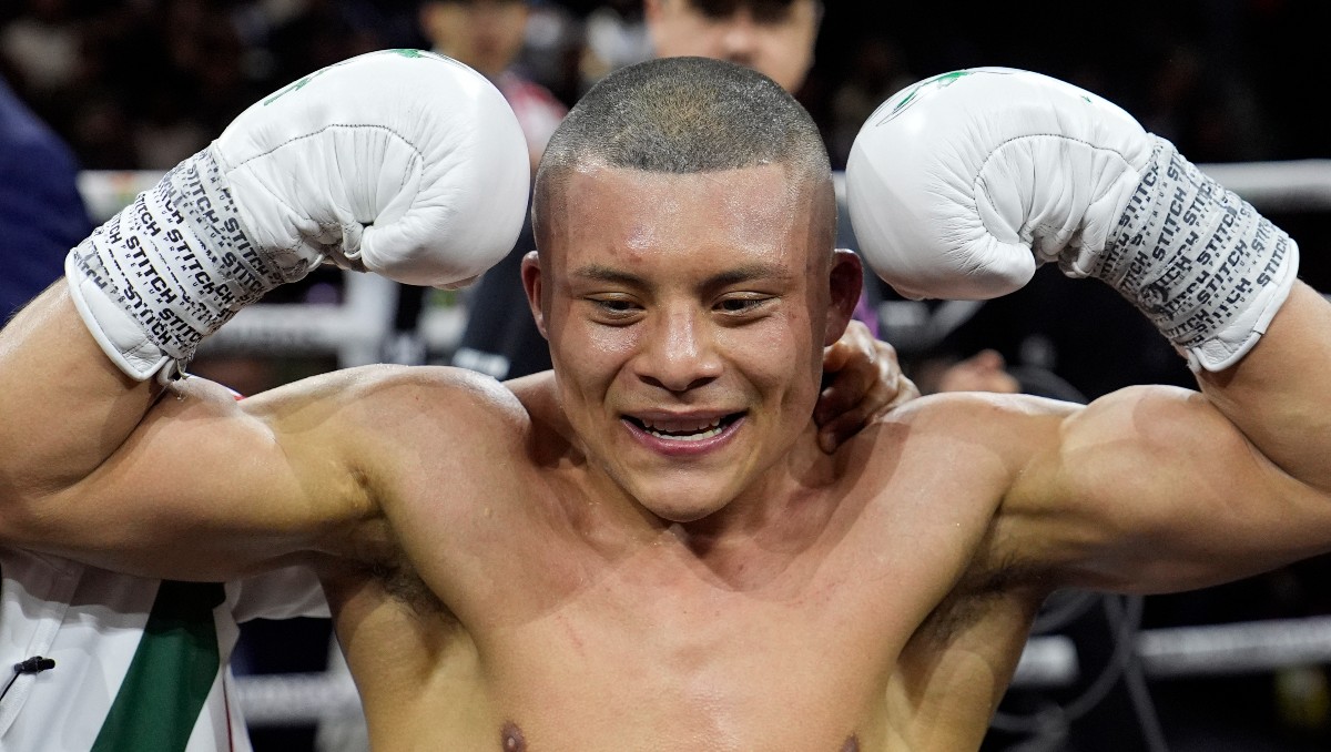 'Pitbull' Cruz venció a Rolly Romero y es campeón superligero de la AMB (AP)