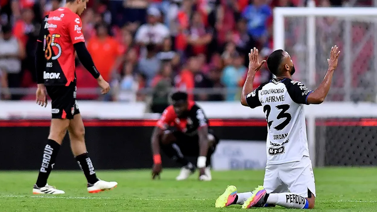 Querétaro vence al Atlas en su casa y agudiza la crisis de los rojinegros