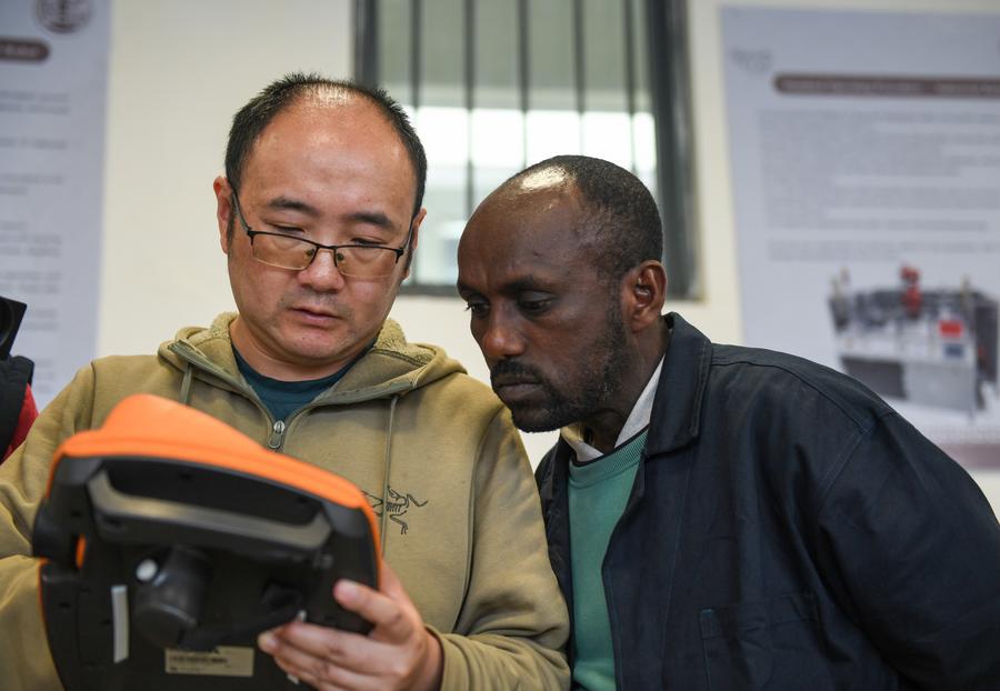 Yonas Akele y Jiang Jiang conversan sobre la enseñanza en el Taller Luban de Etiopía, en el instituto de capacitación profesional (Xinhua/ Li Yahui)