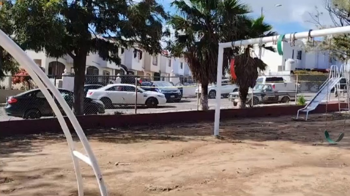 Autoridades acordonan zona del crimen en la calle Miramar, en Ensenada. Foto: (Especial)