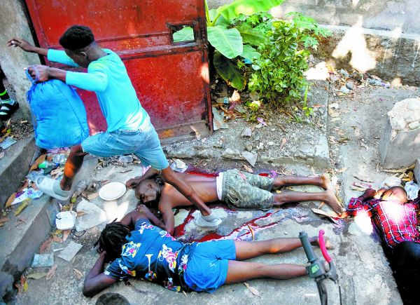 Cuerpos encontrados ayer en el barrio de Pétion-ville. EFE