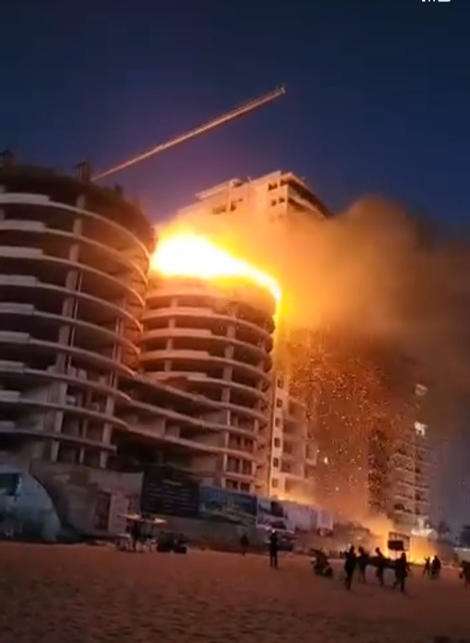 El incendio amenazó con extenderse a otras construcciones aledañas.