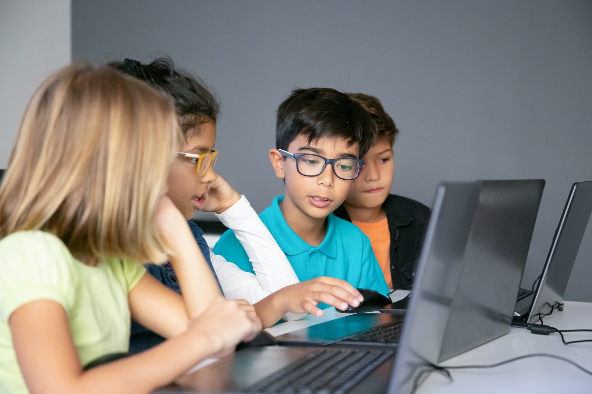Entre los 5 y 7 años, los niños pueden aprender a programar. (freepik.es)
