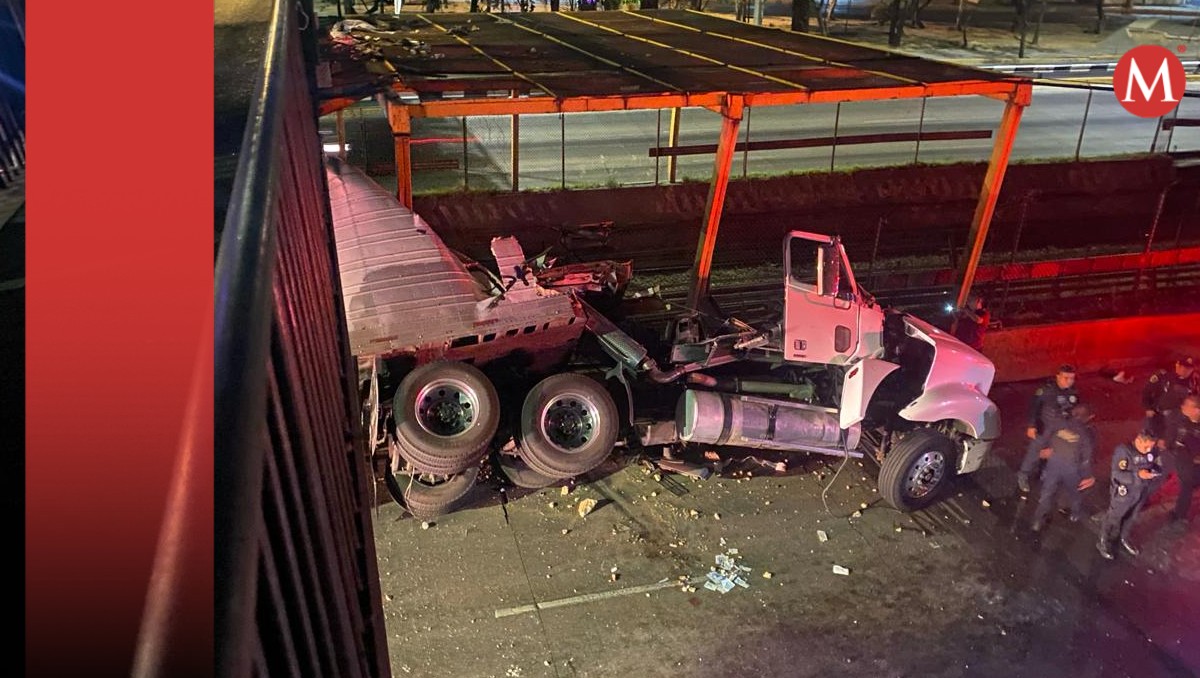 Cómo quedó el tráiler que se volcó en la Línea 5 del Metro CdMx. | LUIS MANUEL ACEVEDO y Metro CdMx
