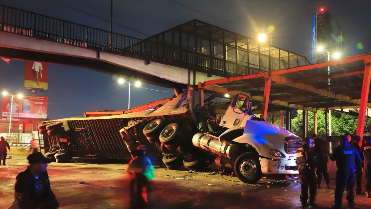 Trailer vuelca sobre Circuito Interior y afecta la Línea 5 del Metro | LUIS MANUEL ACEVEDO