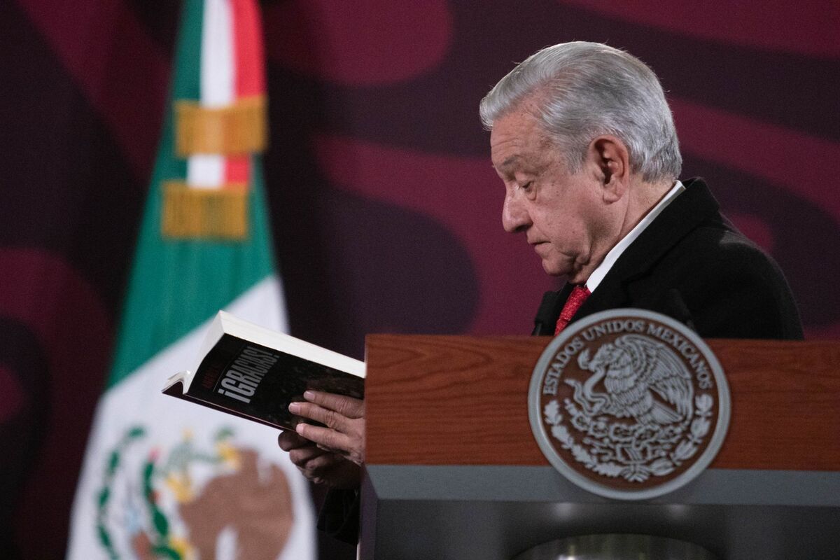 AMLO con su nuevo libro '¡Gracias!' durante conferencia mañanera. | Cuartoscuro