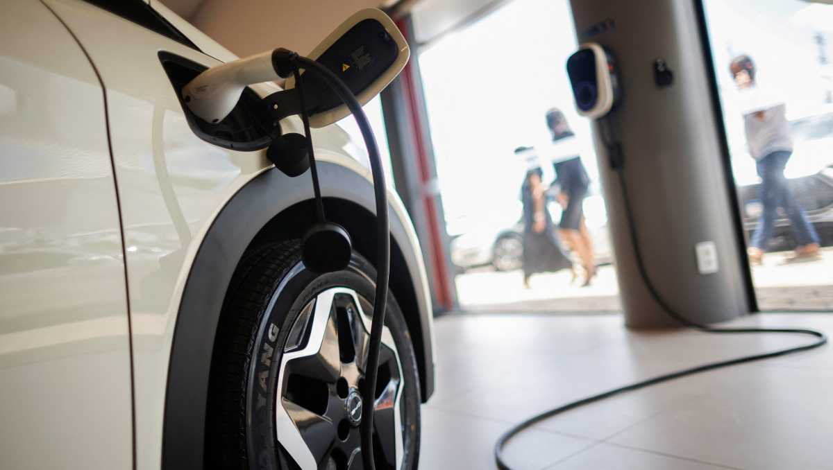 Estos autos y obligaciones a gasolineras piden la incorporación de tecnologías, como formas de recarga para captar y fidelizar clientes. | Reuters