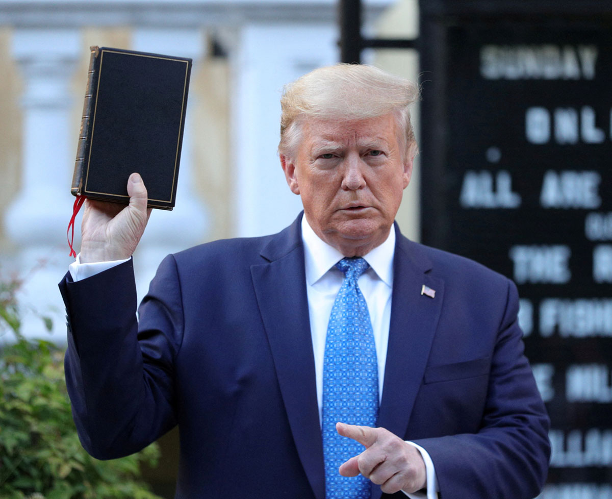 Donald Trump vende Biblias en 59.9 dólares para financiar su campaña presidencial.