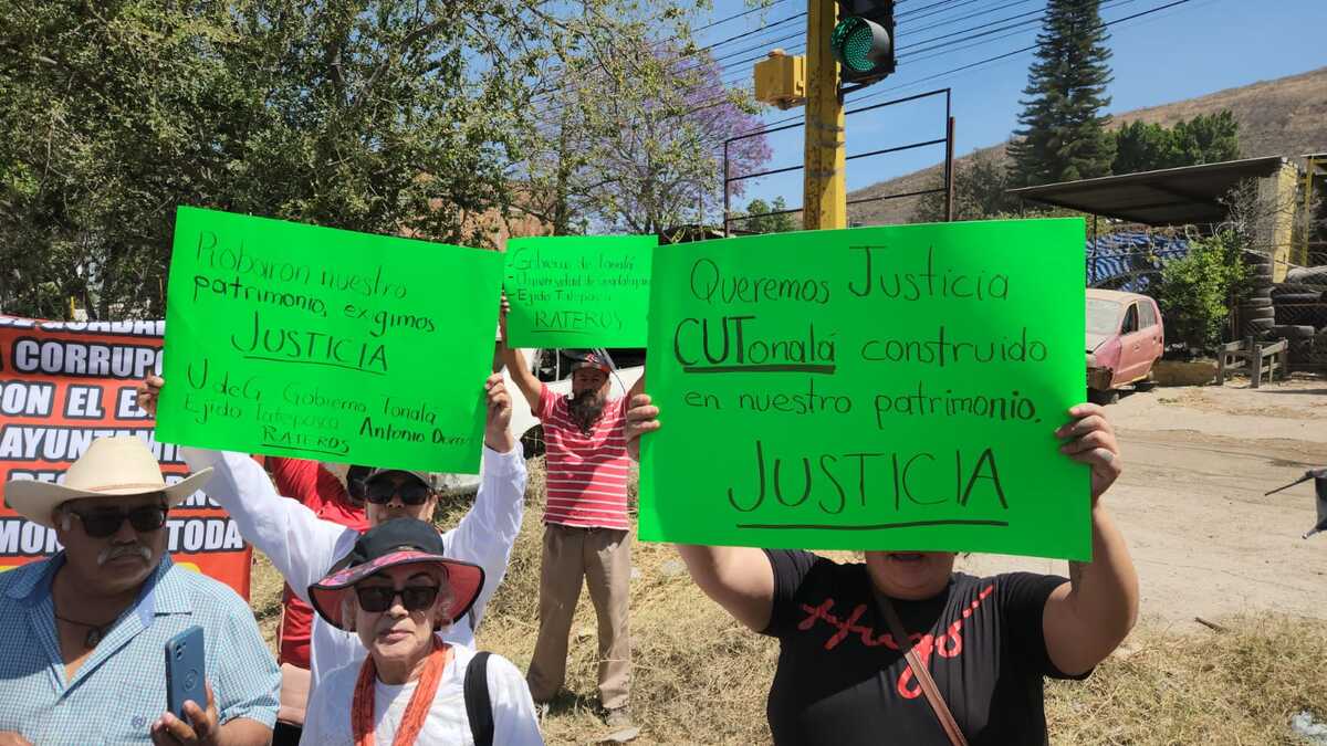 Los habitantes del Ejido Tateposco se manifestaron y cerraron la carretera libre a Zapotlanejo. (Juan Munguía)
