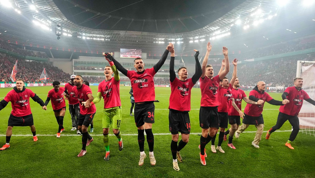 Jugadores del Bayer Leverkusen en festejo tras triunfo (AP)
