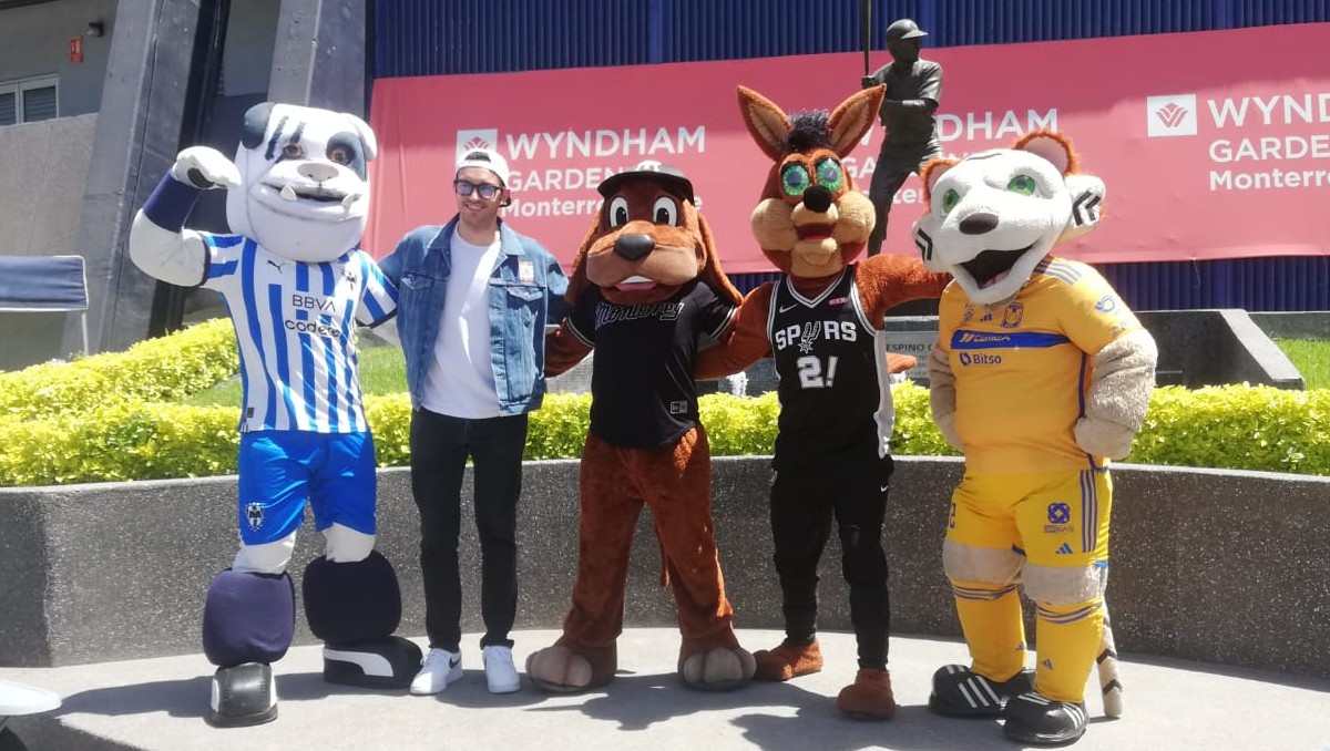 Mascota de Spurs visita el Estadio Mobil Super de Sultanes (Tomás López)