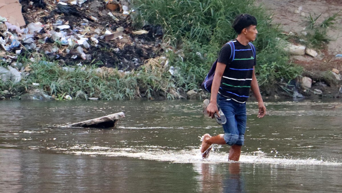Migrantes cruzan el Río Suchiate, este miércoles en el municipio de Ciudad Hidalgo en Chiapas (México) | EFE /Juan Manuel Blanco