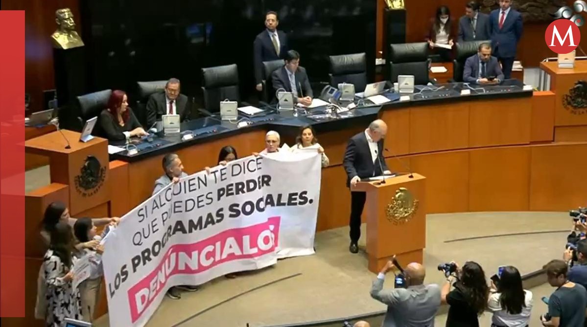 Senadores panistas desplegaron mantas en plena sesión | X:@SenadoresPAN