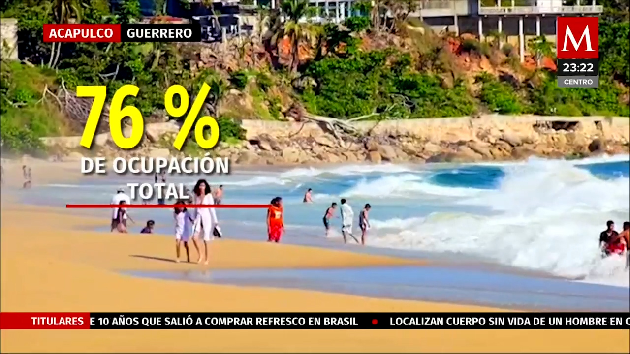 Los turistas vuelven a Acapulco después del paso del huracán 'Otis'