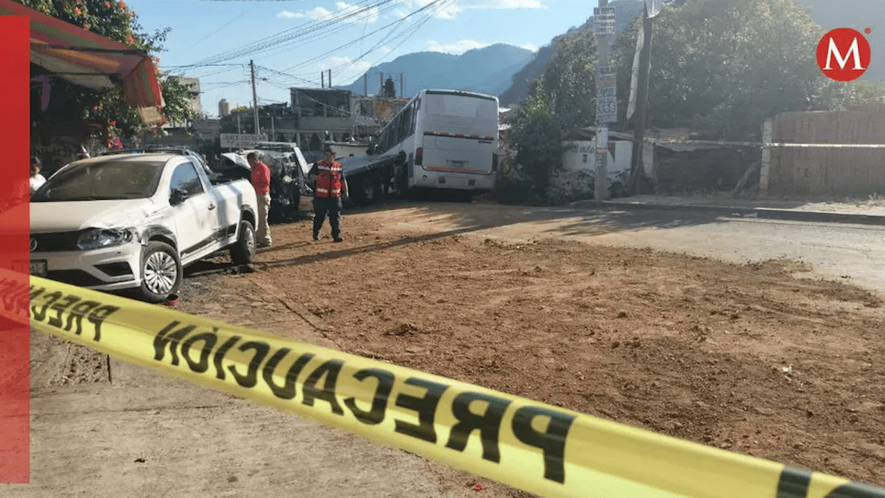 Autobús de peregrinos pierde el control y choca en Malinalco; deja tres muertos y 30 heridos