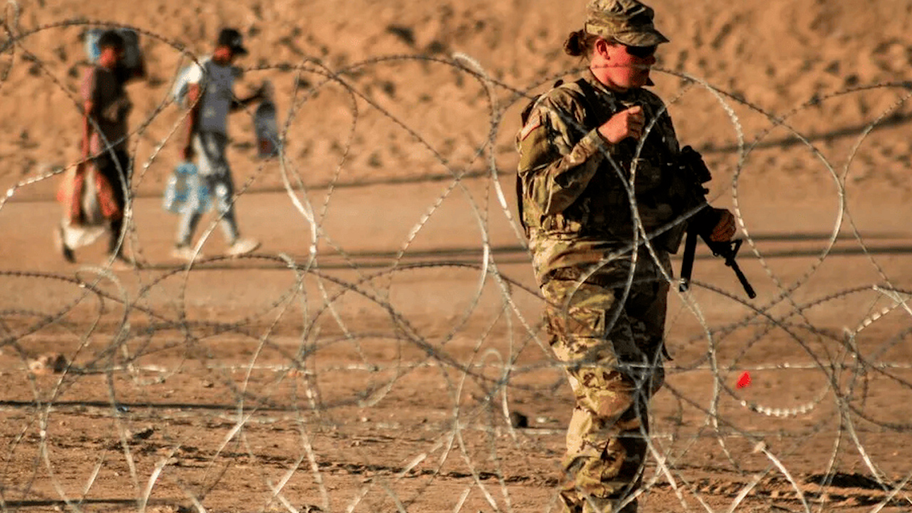 Extienden alambrado de púas en frontera entre Ciudad Juárez y El Paso, Texas