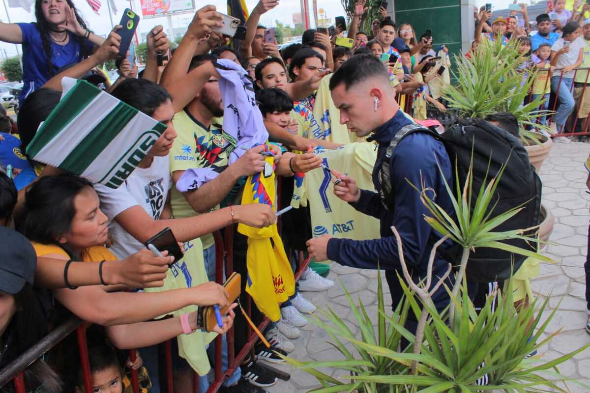Jugadores del América a las afueras del hotel. | Especial