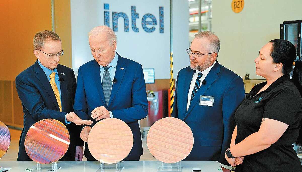 Muestran chips al presidente Joe Biden mientras recorre el Campus Intel Ocotillo, en Arizona. Kevin Lamarque/Reuters