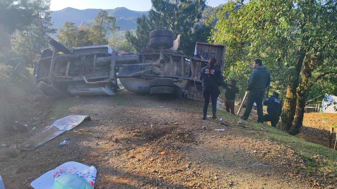 Personal de emergencia trabaja tras la volcadura de una pipa de gas en Tenango de Doria