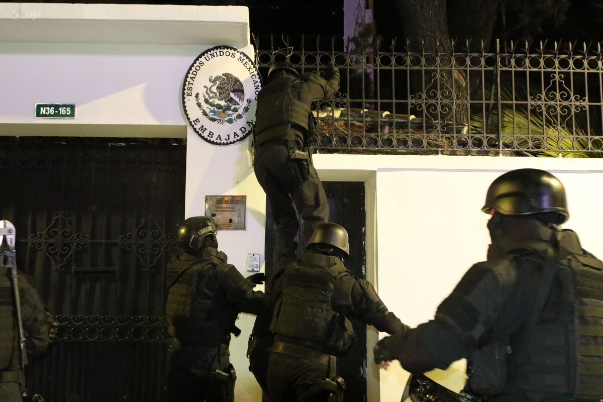 Policías de Ecuador irrumpen en embajada de México, en Quito. | Foto: API