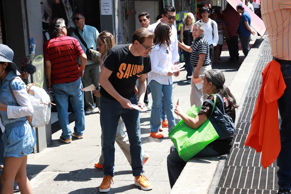Salomón recorre calles en la CdMx. (Foto: Juan Carlos Bautista)