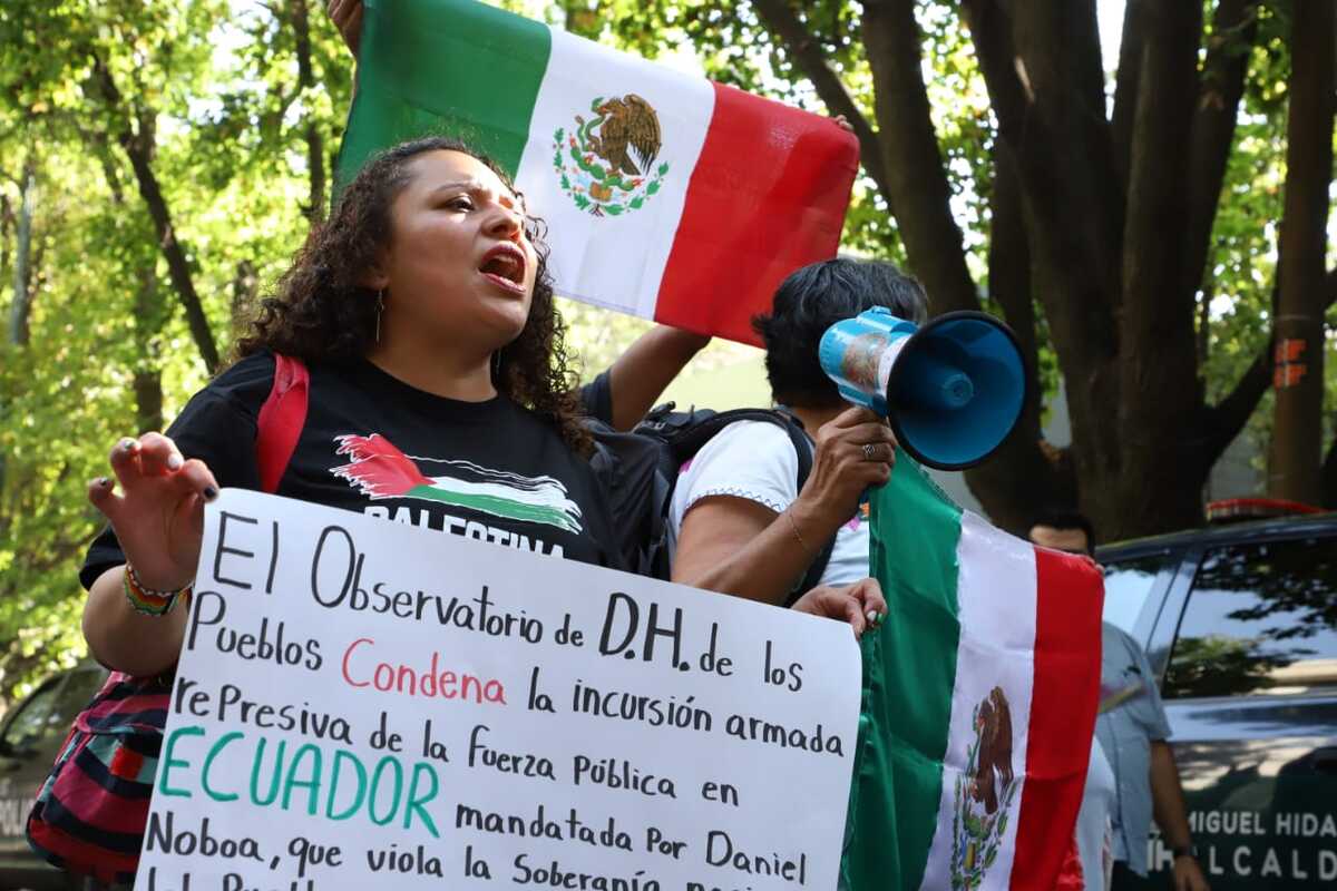 Activistas protestan en embajada de Ecuador en México. (Foto: Jesús Quintanar)