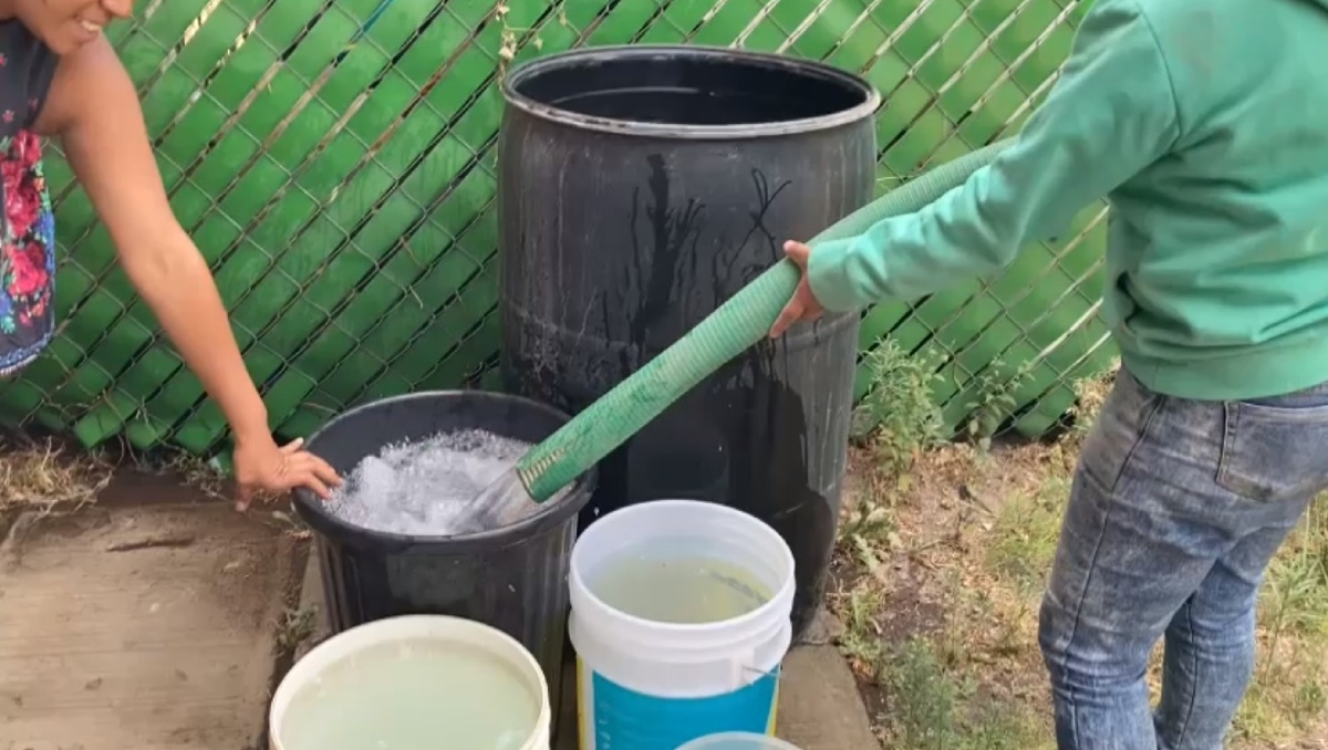 El agua que compran de las pipas solo les duran tres días. Foto: (Juan Camacho)