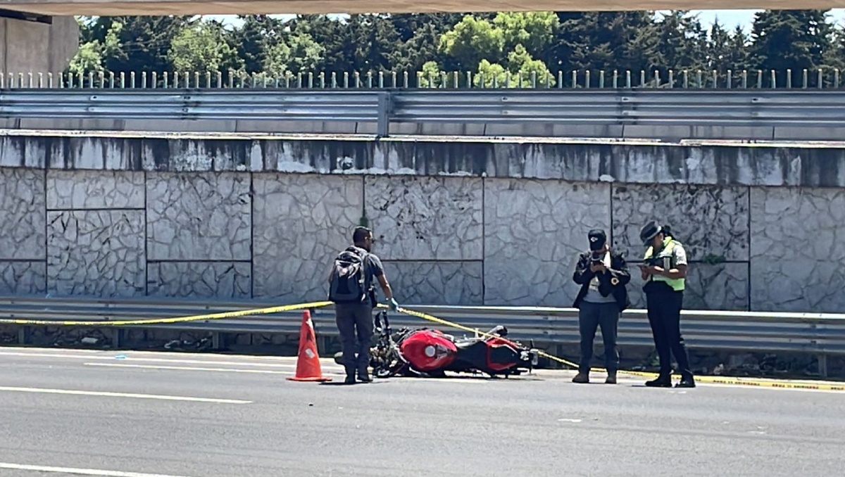 Autoridades acordonan motocicleta varada sobre la carretera México-Toluca. Foto: (Abadiel Martínez)