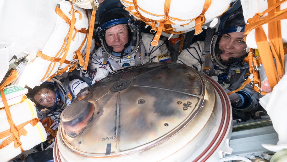 Una cápsula espacial rusa con dos mujeres y un hombre a bordo aterrizó el sábado en la estepa de Kazajistán | AP