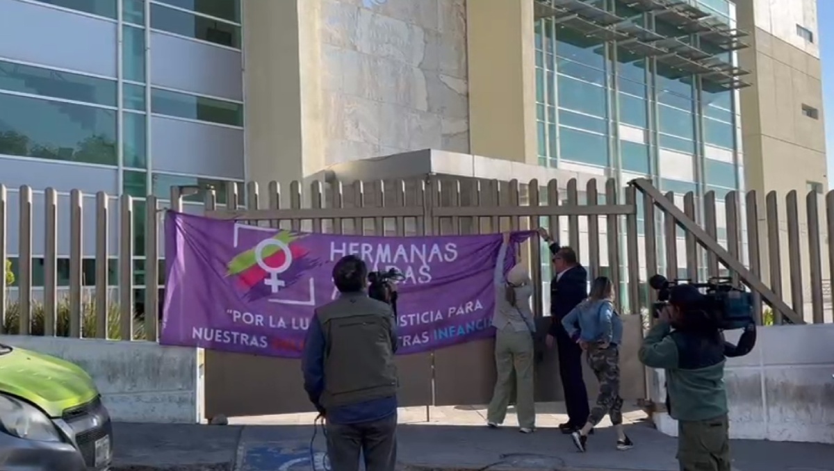 "Hermanas Aliadas" se manifiestan afuera de la audiencia de Fofo Márquez. Foto: (Fernando Cruz)
