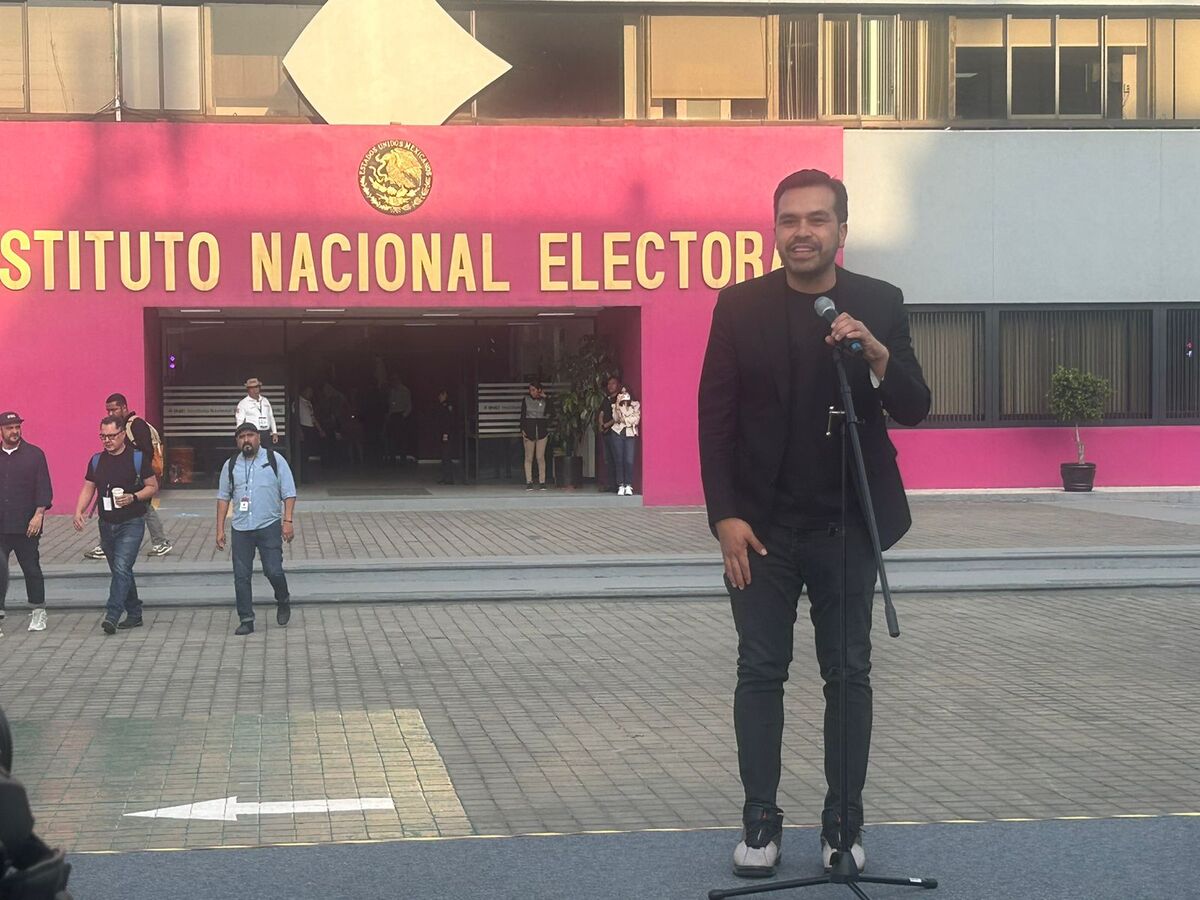Máynez dio mensaje previo al primer debate presidencial. | Armando Martínez