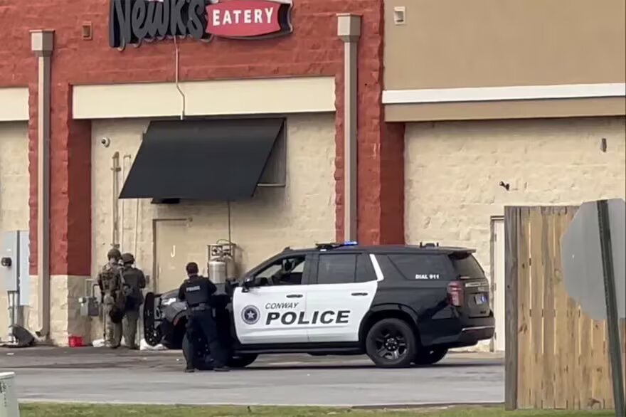 Vehículos policiales en el centro comercial Lewis Crossing Shopping Center. | Foto: AP