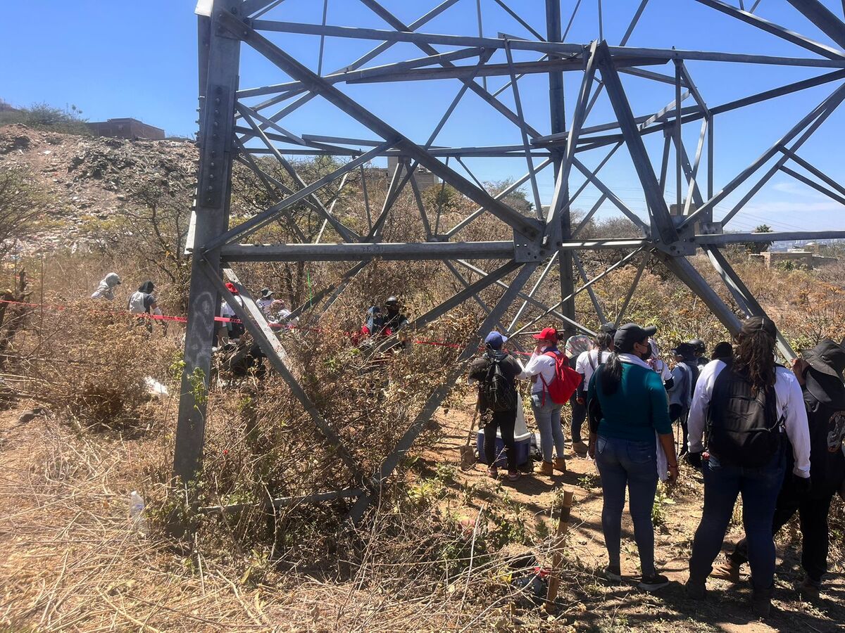 Colectivo encuentra fosa clandestina con cinco positivos en el Cerro del Cuatro (Juan Carlos Munguía)