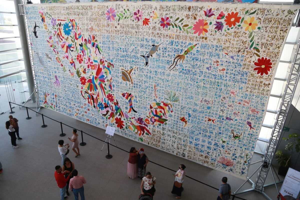 Exhibición del Tenango más grande del mundo en el Auditorio Gota de Plata de Pachuca (Jorge Sánchez)
