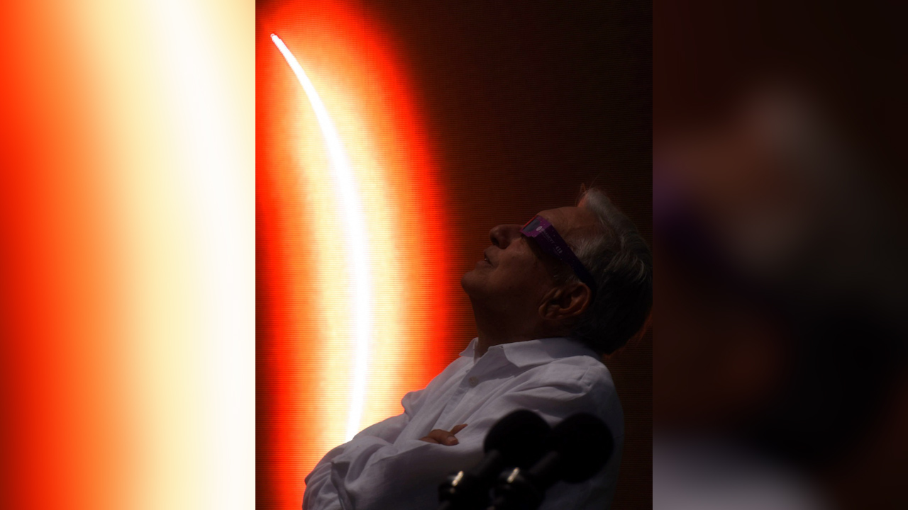 AMLO publica fotos del eclipse solar desde Mazatlán