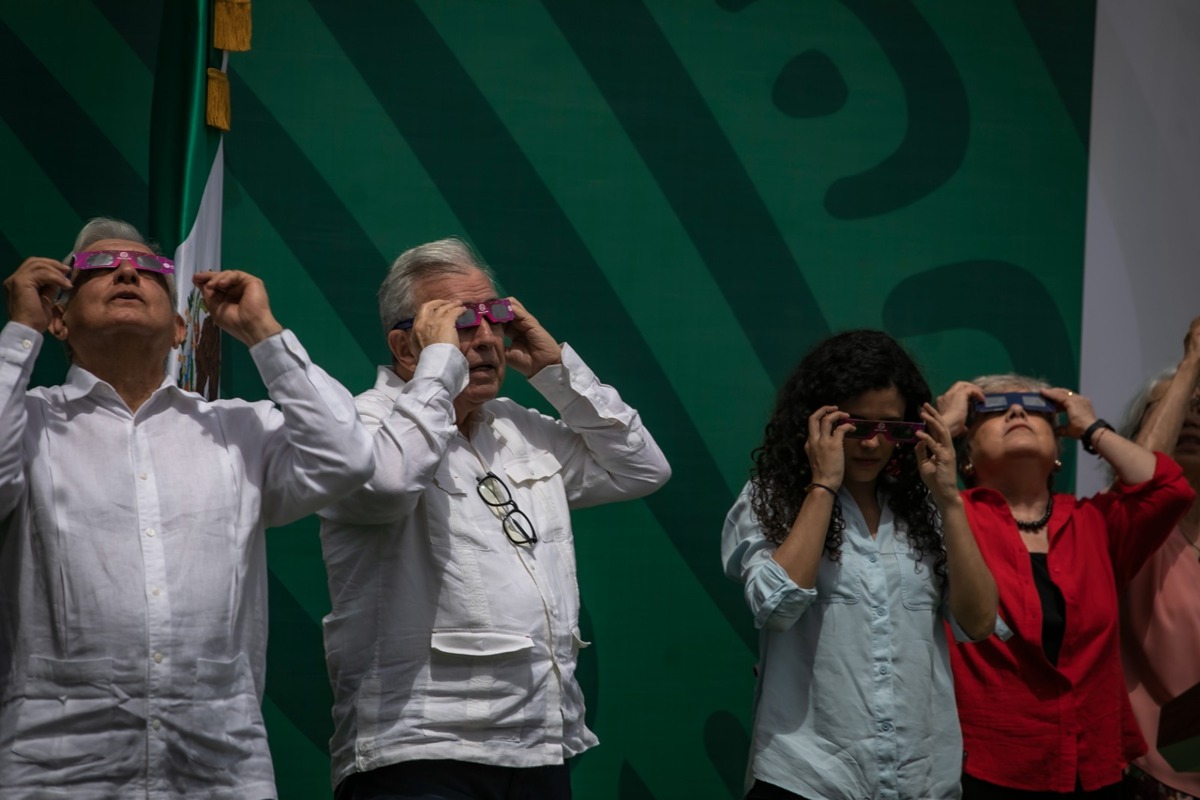 AMLO y Rocha observan el eclipse solar desde Mazatlán