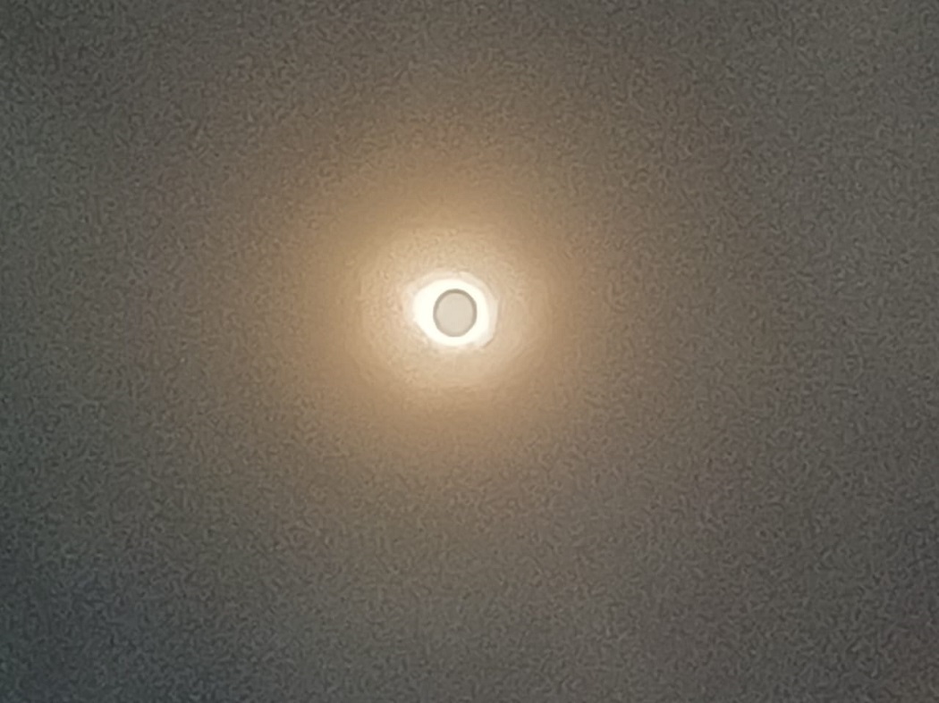 Un aro de luz rodea la luna en el clímax del eclipse. (Ramón Rivera)