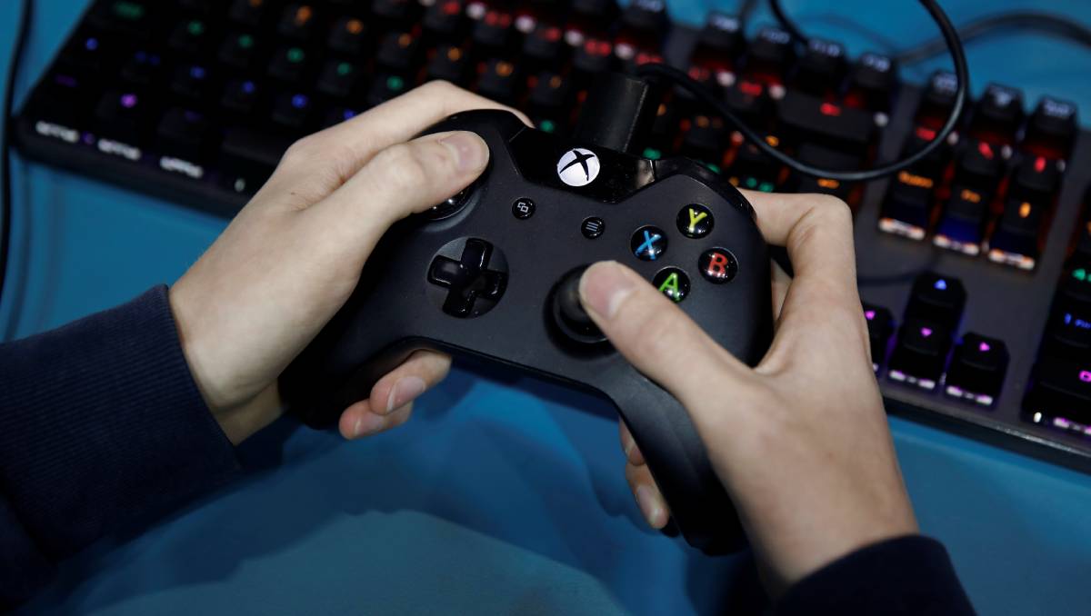 La campaña ‘No es un juego’ invita a reflexionar sobre el uso de videojuegos y charlas con otros perfiles que aparecen conectados. | Reuters