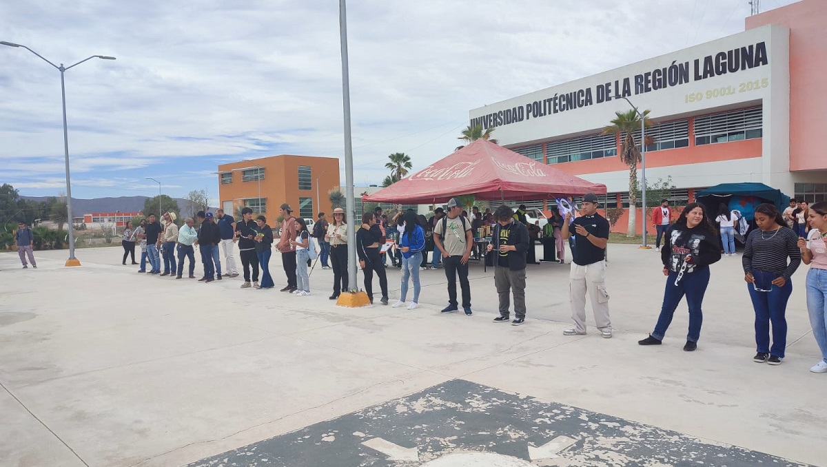 Comunidad estudiantil y personas de comunidades aledañas, disfrutaron del fenómeno astronómico. (cortesía)