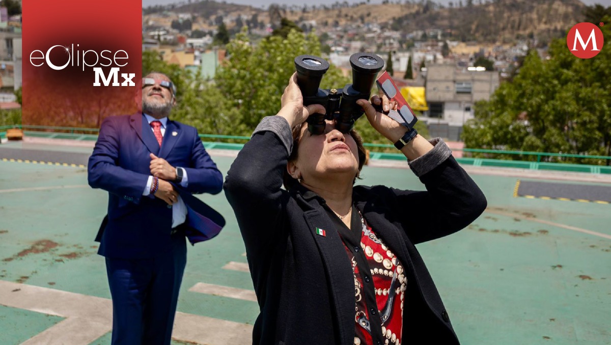Delfina Gómez ve el eclipse solar 2024. Foto: (Especial)