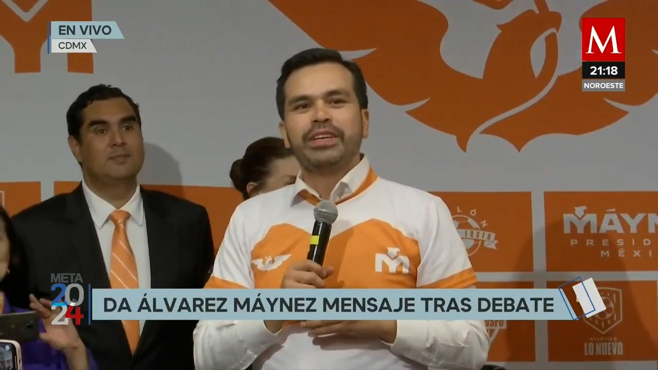 Jorge Álvarez Máynez llega como estrella del fútbol a su evento