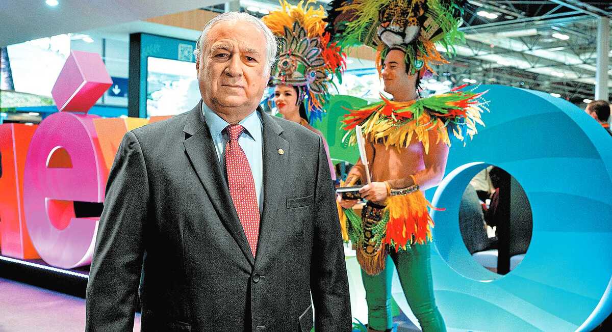 Los empresarios destacaron la labor del secretario. EFE