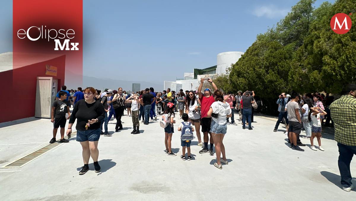 Personas acudieron al Planetario de Ciudad Victoria para ver el eclipse solar 2024. (Antonio Hernández)