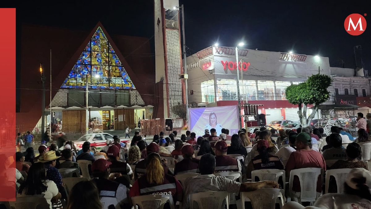 Los simpatizantes de Morena se reunieron para ver el debate en plazas públicas. | Especial