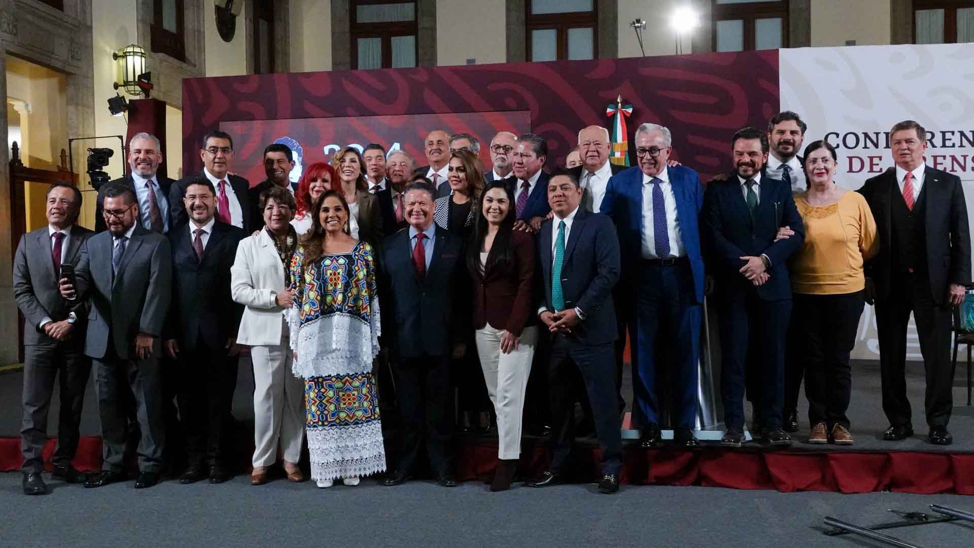 AMLO se toma fotografía con 23 gobernadores que integran el programa IMSS-Bienestar