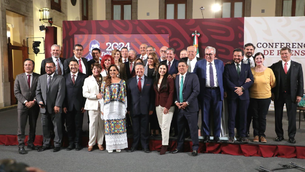 Conferencia matutina de AMLO con la presencia de 23 gobernadores de México. Foto: (Especial)
