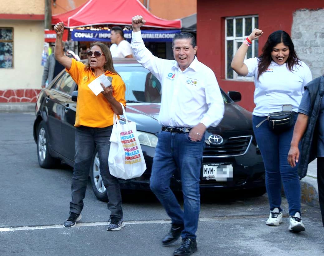El candidato caminó las calles de la colonia Ajusco.