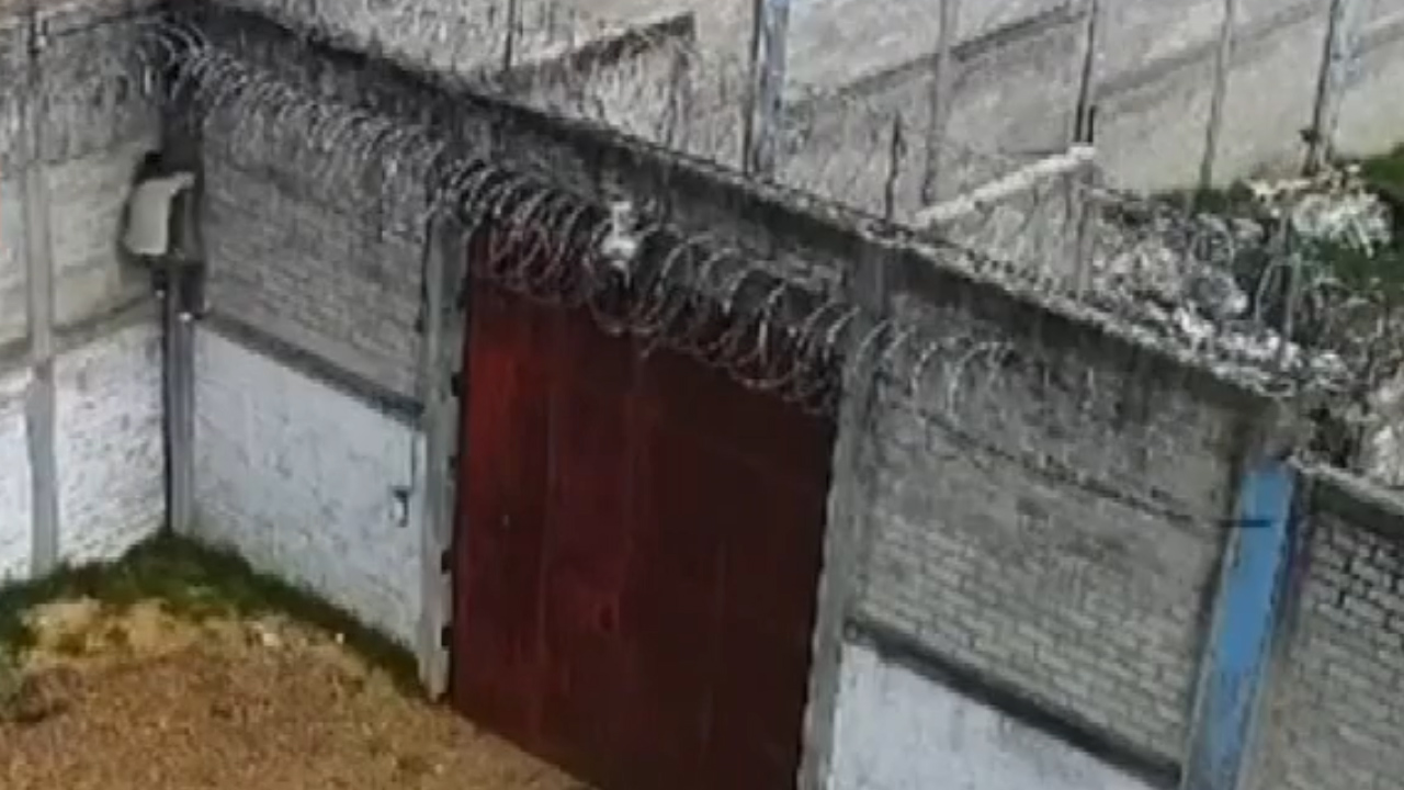 Hombre escapa de cárcel en Chiapas; filtran video del momento