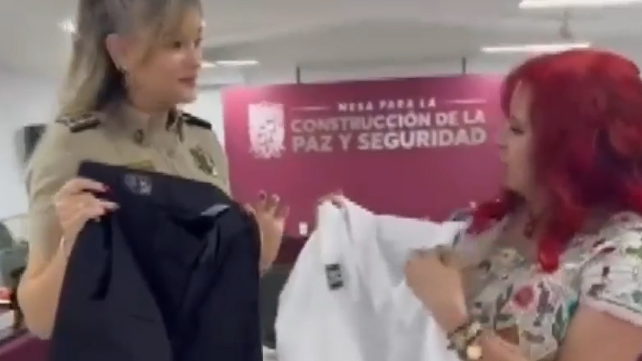 Layda Sansores entrega uniformes a nuevos elementos policiacos