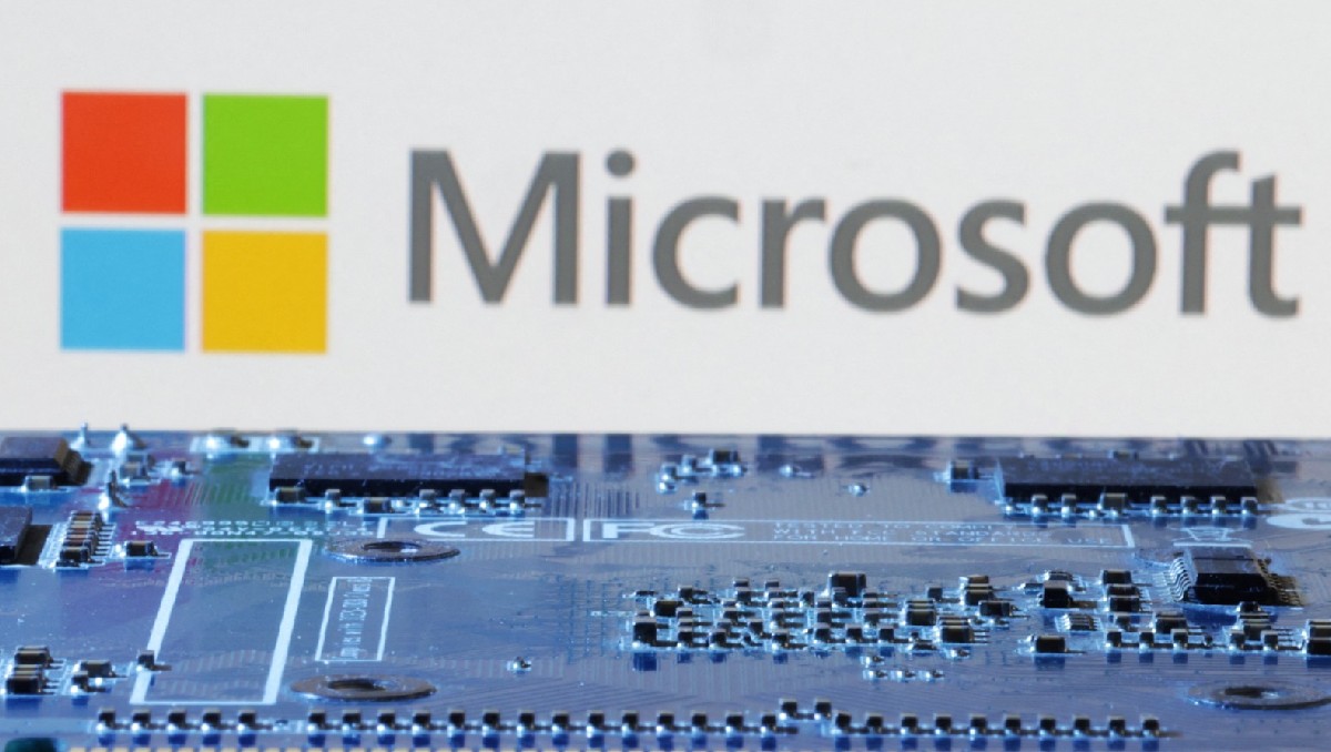 Logo de Microsoft se ve cerca de la placa base de una computadora. Enero, 2024. Foto: (Reuters).